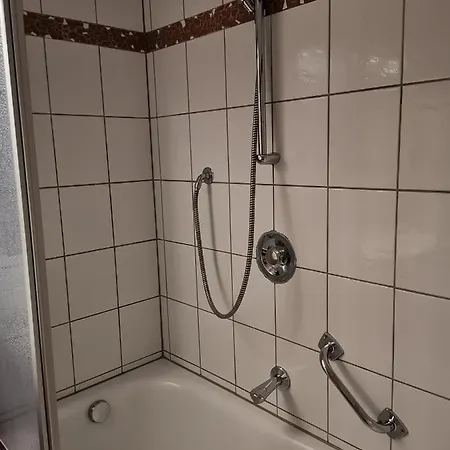 Hallenbad * נויהרלינגרזיל